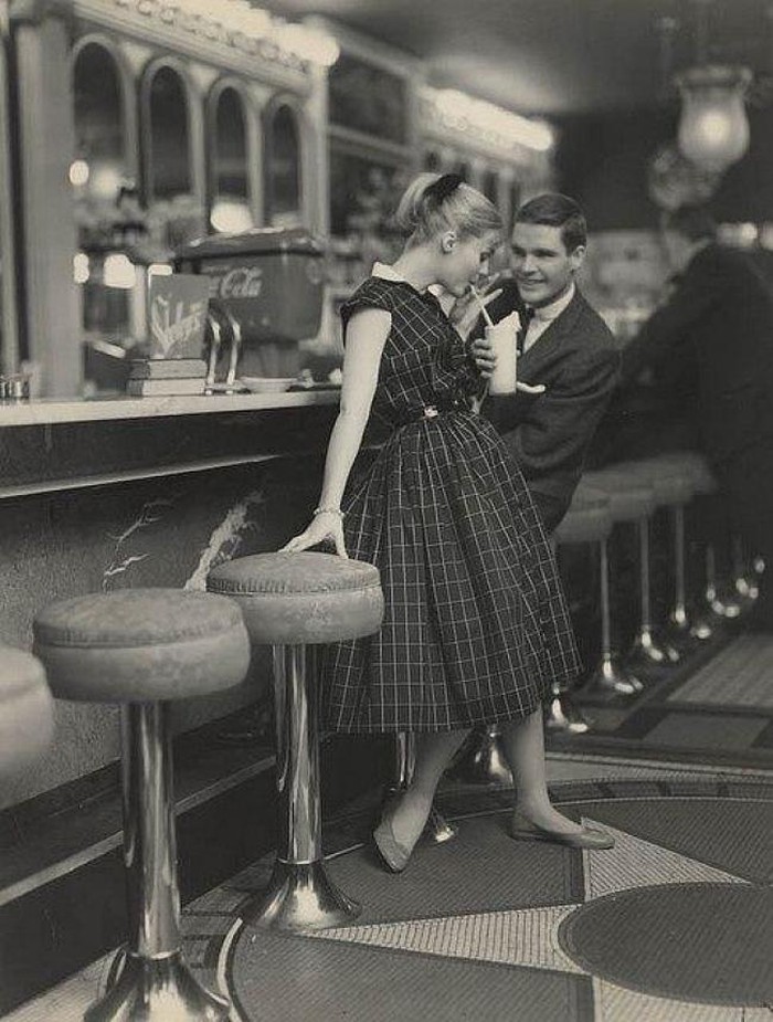 Buổi hẹn hò của một chàng trai và một cô gái vào những năm 1950.
