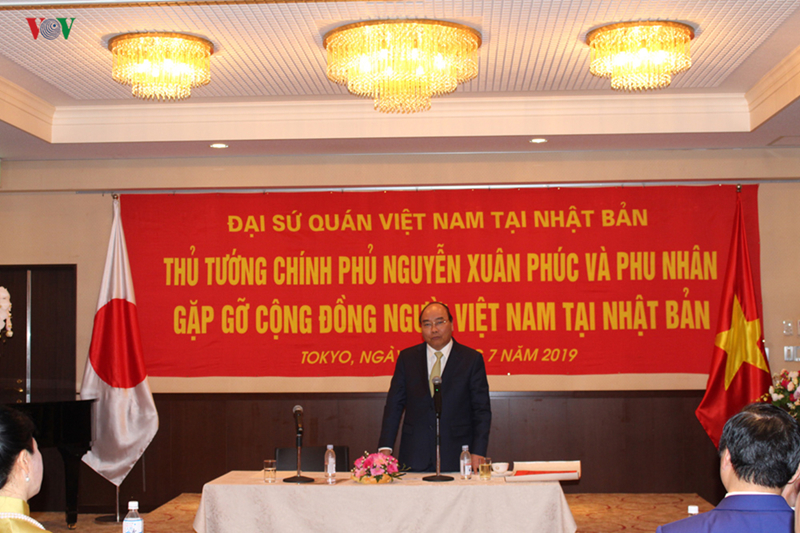 Cuối ngày, Thủ tướng Nguyễn Xuân Phúc và Phu nhân cùng đoàn Đại biểu cấp cao Việt Nam đã gặp gỡ trí thức, cộng đồng người Việt Nam tại Nhật Bản. (Ảnh: Bùi Hùng)