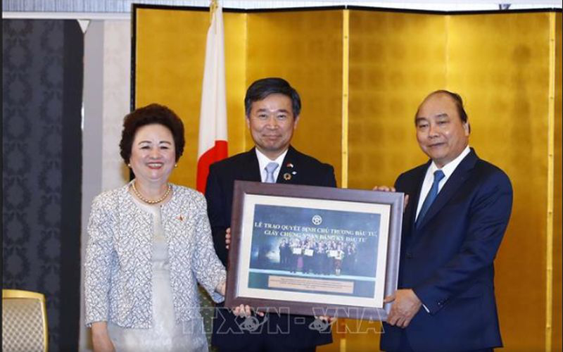 Bên cạnh đó, Thủ tướng cũng dành thời gian tiếp một số lãnh đạo các tập đoàn lớn của Nhật Bản đang triển khai dự án tại Việt Nam. Trong ảnh: Thủ tướng Nguyễn Xuân Phúc tiếp ông Masayuki Hyodo, Chủ tịch kiêm Tổng Giám đốc điều hành toàn cầu của Tập đoàn Sumitomo.