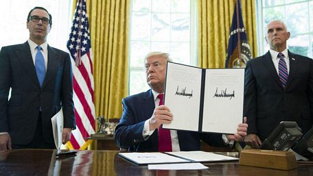 Tổng thống Donald Trump ký quyết định tăng cường các biện pháp trừng phạt Iran hôm 24/6 (Ảnh: AP)