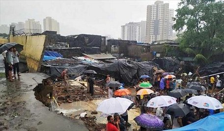  Hiện trường vụ sập tường ở Mumbai, Ấn Độ ngày 2/7/2019. Ảnh: Reuters/TTXVN