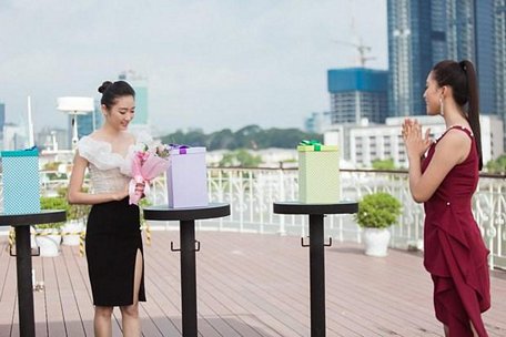  Hoa hậu Tiểu Vy chia sẻ thông tin các dự án với thí sinh. (Ảnh: CTV)