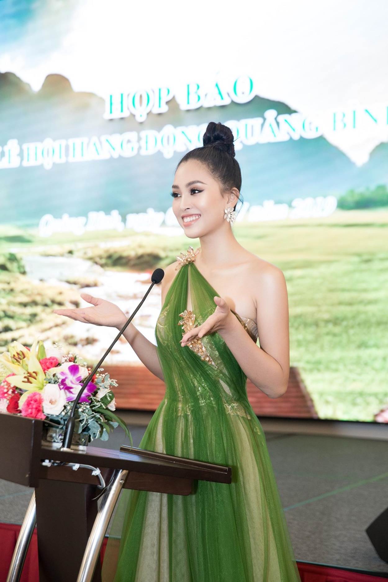  Xuất hiện tại buổi họp báo Lễ hội hang động Quảng Bình, Hoa hậu Tiểu Vy chiếc đầm lệch vai của nhà thiết kế Tâm Lâm, nụ cười rạng rỡ cùng nhan sắc nữ thần của nàng hậu luôn khiến người xung quanh khó có thể rời mắt. (Ảnh: Viết Quý/Vietnam+)