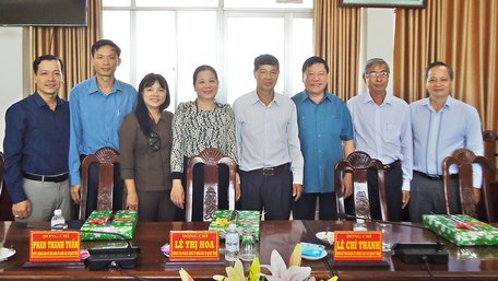 Bí thư Tỉnh ủy- Trần Văn Rón tặng quà và chụp ảnh lưu niệm với Ban Thường vụ Đảng ủy Khối Các cơ quan tỉnh trước ngày hợp nhất. 