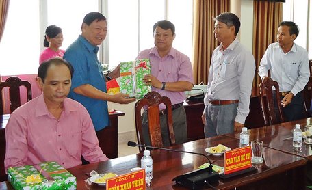 Bí thư Tỉnh ủy- Trần Văn Rón tặng quà các đồng chí ủy viên Ban Thường vụ Đảng ủy Khối Doanh nghiệp tỉnh trước ngày hợp nhất.