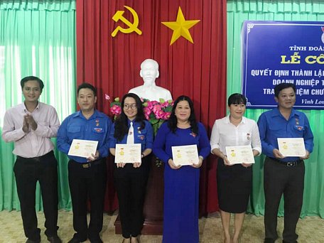 Ông Nguyễn Minh Thiện- Phó Bí thư Thường trực Tỉnh đoàn trao kỷ niệm chương “Vì thế hệ trẻ” cho các cá nhân.