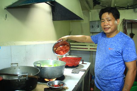 “Anh nuôi”- Thiếu tá Nguyễn Văn Phơn nấu ăn trên tàu phục vụ đoàn công tác.