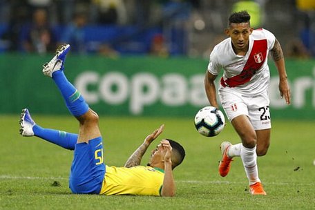 Gozalles (phải, Peru) đi bóng vượt qua Alan (trái, Brazil) tại trận đấu vòng bảng.