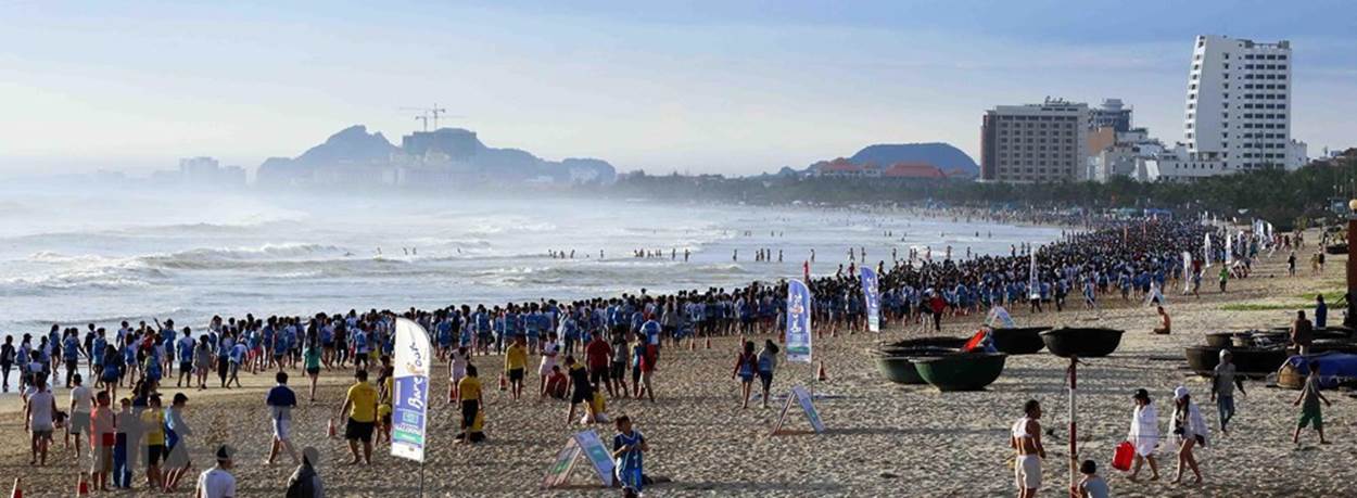  Trong ảnh: Bãi biển tại khu vực Công viên Biển Đông thành phố Đà Nẵng thu hút đông người dân và khách du lịch đến nghỉ dưỡng, tắm biển và tham gia các hoạt động văn hóa, thể thao. (Ảnh: Trần Lê Lâm/TTXVN)