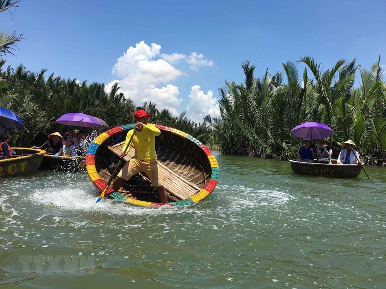  Khách du lịch khám phá rừng dừa nước Bảy Mẫu bằng thuyền thúng đang trở thành một sản phẩm du lịch hấp dẫn, không thể bỏ qua của du khách khi đến với Hội An. (Ảnh: Đỗ Trưởng/TTXVN)