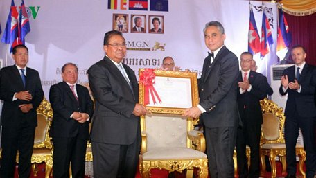  Thống đốc Ngân hàng Nhà nước Campuchia trao Giấy phép hoạt động cho Ngân hàng Emperor.