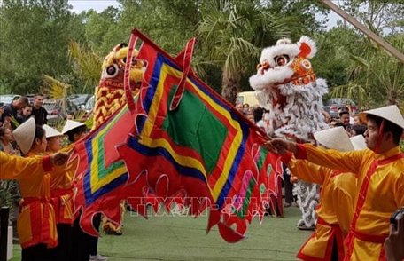 Điệu múa lân khai mạc Festival văn hóa Việt Nam tại Lyon. Ảnh: Linh Hương/Pv TTXVN tại Pháp
