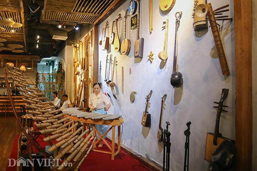Bước vào nhạc đường, khách thăm quan dễ dàng choáng ngợp bởi với bộ sưu tập hàng trăm nhạc cụ truyền thống của dân tộc được trưng bày khắp nơi.