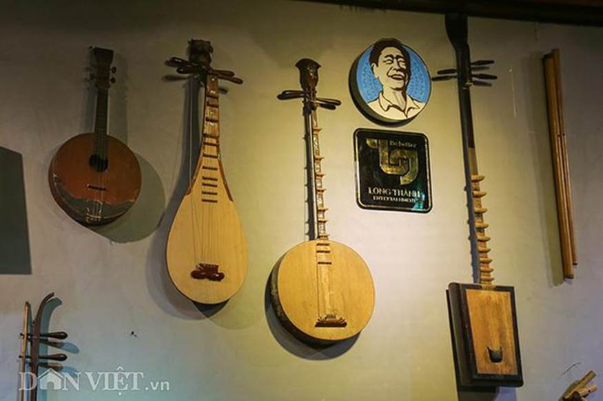 Đàn tam, đàn nguyệt, đàn tỳ bà… và nhiều loại nhạc cụ truyền thống khác được trưng bày trực tiếp trên tường thay vì cho vào tủ kính.