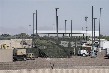  Những căn lều được sử dụng làm nơi tạm trú cho người di cư tại trạm kiểm soát biên giới ở Clint, Texas, Mỹ, ngày 26/6/2019. Ảnh: AFP/TTXVN