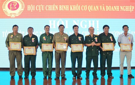 Ông Nguyễn Thanh Bình- Chủ tịch Hội CCB Khối Cơ quan và Doanh nghiệp tỉnh tặng giấy khen cho 7 tập thể xuất sắc.