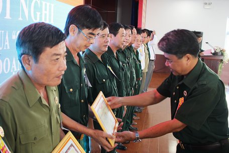 Ông Lê Đức Hoành- Phó Chủ tịch Hội CCB Khối Cơ quan và Doanh nghiệp tỉnh tặng giấy khen cho 17 cá nhân xuất sắc.