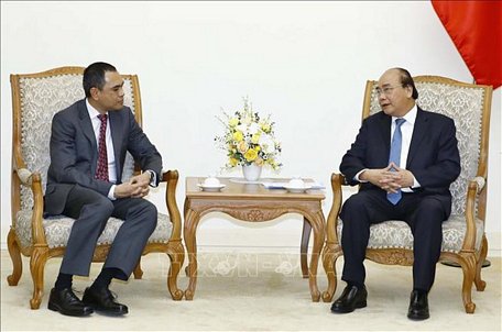 Thủ tướng Nguyễn Xuân Phúc tiếp Đại sứ Malaysia Dato 'Mohd Zamruni Khalid. Ảnh: Thống Nhất/TTXVN