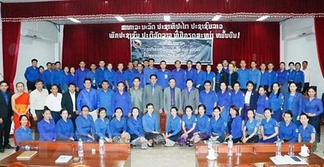  Đại sứ Nguyễn Bá Hùng chụp ảnh kỷ niệm với các đại biểu và đoàn viên, thanh niên Lào tại diễn đàn. (Ảnh: Xuân Tú/TTXVN)