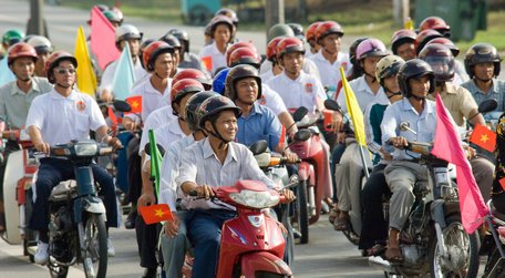Việt Nam đang đứng trước những thách thức về dân số vàng và già hóa dân số. Ảnh: VINH HIỂN