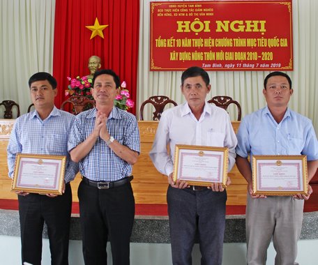 Ông Trần Văn Dũng- Chủ tịch UBND huyện, Trưởng BCĐ chương trình xây dựng NTM huyện tặng giấy khen cho các tập thể xuất sắc.