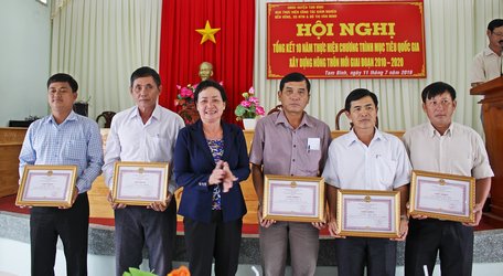 Bà Mai Ngọc Thanh- Phó Chủ tịch HĐND huyện trao giấy khen cho các cá nhân xuất sắc.