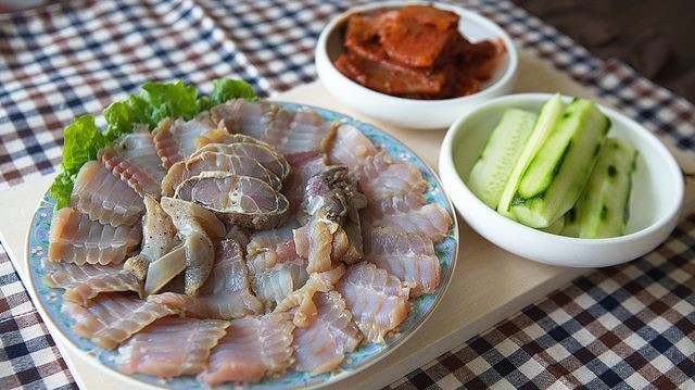 Món cá đuối lên men có tên là hongeo của Hàn Quốc có mùi cực kỳ khó ngửi.