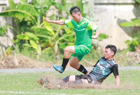 Trận đấu Thị trấn Trà Ôn (áo xanh) thắng Phú Thành với tỷ số 4-0.