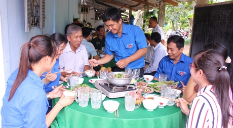 Bữa cơm nghĩa tình tại gia đình liệt sĩ Trần Quang Minh (xã Phú Đức) của đoàn viên thanh niên