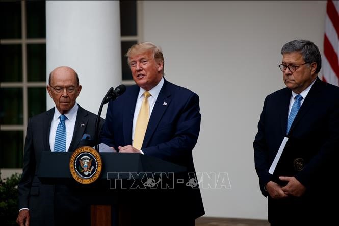 Tổng thống Trump (giữa) phát biểu tại Nhà Trắng ở Washington DC. ngày 11/7. Ảnh: THX/TTXVN