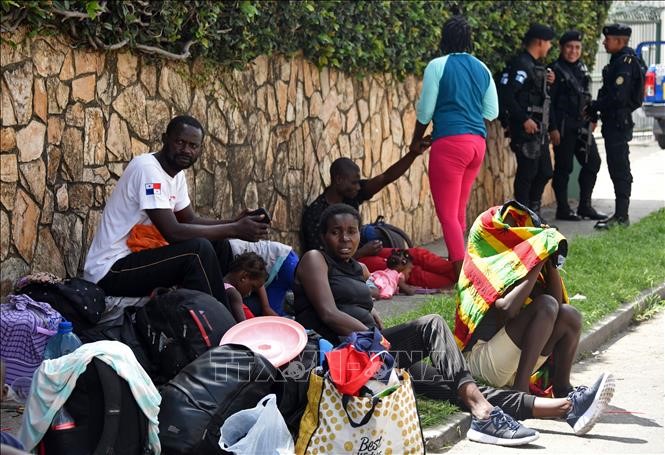 Người tị nạn Haiti nghỉ tại một trại tạm ở Guatemala City ngày 10/6. Ảnh: AFP/TTXVN