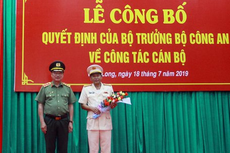 Thượng tướng Nguyễn Văn Thành tặng hoa chúc mừng Đại tá Nguyễn Văn Hiểu.
