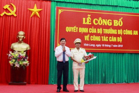 Bí thư Tỉnh ủy- Trần Văn Rón tặng hoa chúc mừng Đại tá Đoàn Minh Lý.