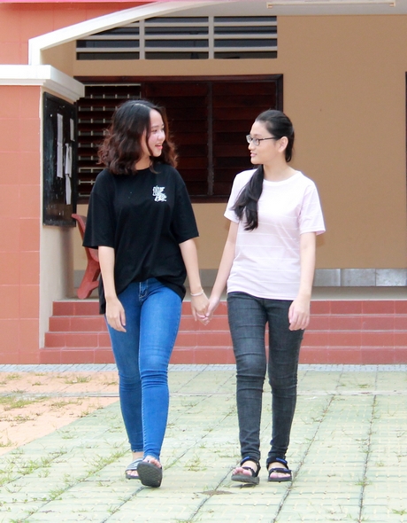  Khánh Vy (áo trắng) và Vân Thanh cùng học chung 4 năm cấp II ở Trường THCS Cao Thắng và chung Trường THPT Lưu Văn Liệt.