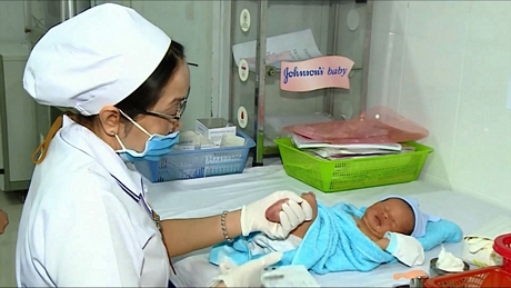 Trẻ sơ sinh được lấy máu gót chân để sàng lọc các bệnh lý bẩm sinh tại Bệnh viện Đa khoa tỉnh Vĩnh Long.