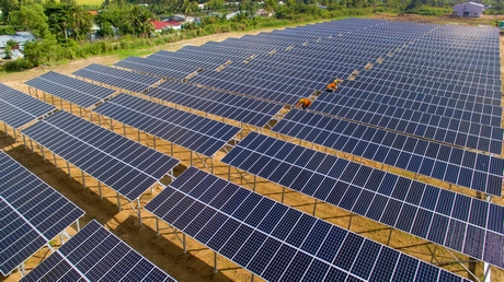Nhà máy điện năng lượng mặt trời trong khuôn viên Trường ĐH Cửu Long.