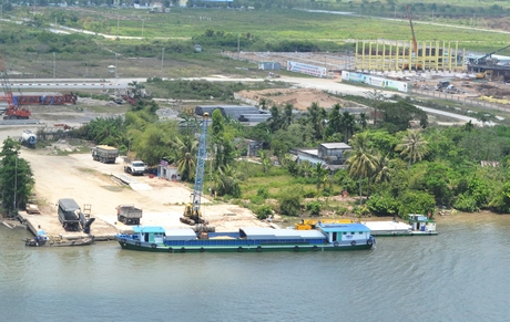 Vĩnh Long có thể phát triển cảng biển, nhưng khó khăn là tàu trọng tải lớn khó vào do lòng sông thường bị bồi lấp.