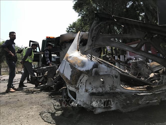 Một phương tiện bị thiêu rụi tại hiện trường vụ nổ ở Đại học Kabul, Afghanistan ngày 19/7/2019. Ảnh: THX/TTXVN