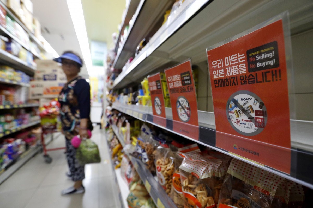 Thông báo kêu gọi tẩy chay hàng hoá Nhật Bản trên quầy hàng ở siêu thị tại Seoul, Hàn Quốc hôm 9/7. Ảnh: AP