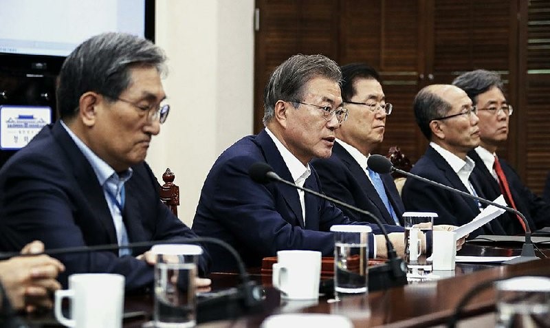 Tổng thống Hàn Quốc Moon Jae-in họp với các quan chức về căng thẳng thương mại với Nhật Bản. Ảnh: Yonhap