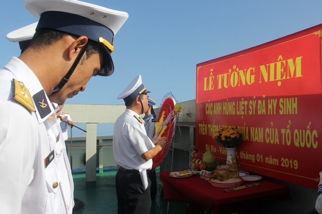 Đại tá Nguyễn Quốc Văn đọc diễn văn đầy xúc động, khẳng định: “Tấm gương hy sinh của đồng đội đã trở thành biểu tượng cao đẹp của người chiến sĩ Hải quân trong thời kỳ mới”.