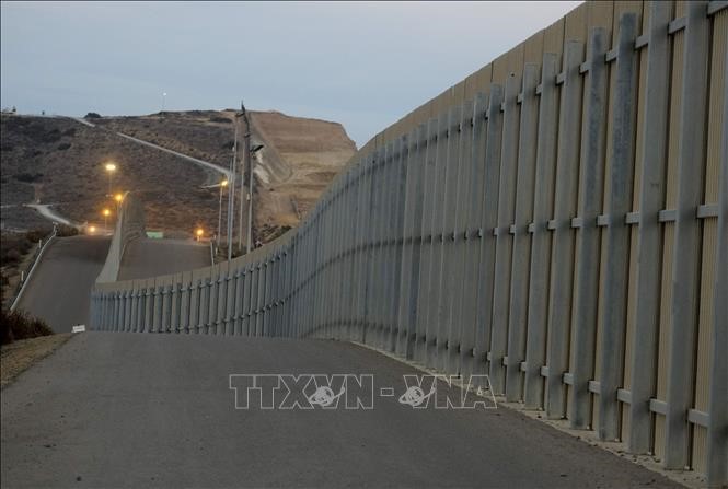 Lực lượng biên phòng Mỹ tuần tra tại khu vực hàng rào ngăn cách giữa Mỹ và Mexico tại San Diego, bang California (Mỹ), tháng 11/2018. Ảnh: AFP/TTXVN