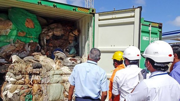 Các container rác thải nhập bị bỏ rơi ở cảng Colombo, Sri Lanka suốt 2 năm qua - Ảnh: AFP