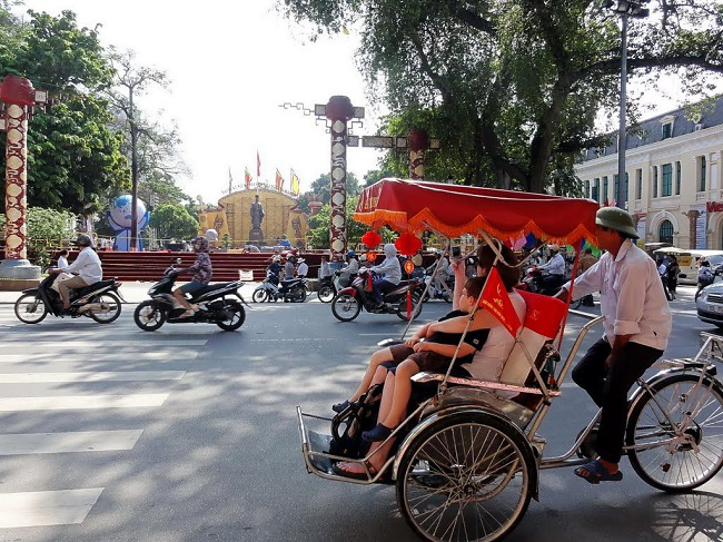 Từ xích lô được người Việt gọi từ tên tiếng Pháp _ Cyclo, do một người Pháp có tên là Coupeaud phát minh ra vào năm 1939. Để quảng cáo cho phương tiện vận chuyển mới này, Coupeaud đã tổ chức một cuộc hành trình với chiếc xích lô chạy từ Phnompenh tới Sài Gòn do hai người thay phiên nhau đạp đoạn đường khoảng 200 Km.