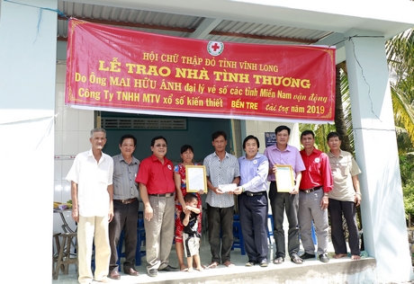 Hội Chữ thập đỏ tỉnh cùng nhà tài trợ và chính quyền địa phương bàn giao căn nhà cho gia đình ông Nguyễn Văn Thùy.