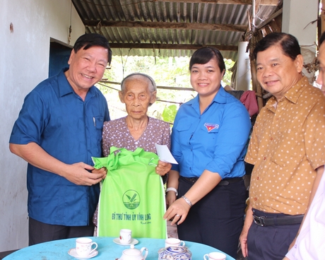 Bí thư Tỉnh ủy- Trần Văn Rón thăm hỏi và tặng quà gia đình bà Đinh Thị Tám.