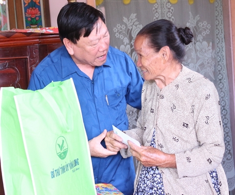 Bí thư Tỉnh ủy- Trần Văn Rón đến thăm gia đình bà Nguyễn Thị Năm.