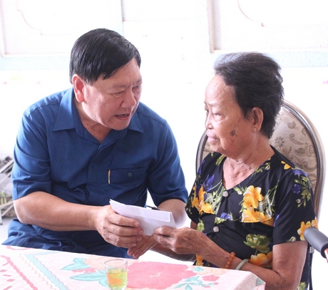 Bí thư Tỉnh ủy- Trần Văn Rón ân cần thăm hỏi gia đình bà Nguyễn Thị Kiều Thu.