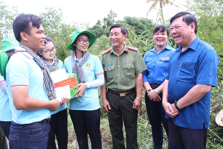 Bí thư Tỉnh ủy- Trần Văn Rón thăm hỏi, động viên các sinh viên tình nguyện Trường ĐH An ninh nhân dân.