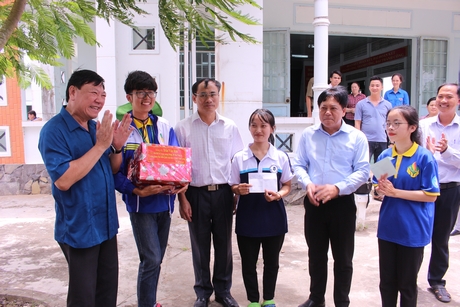 Bí thư Tỉnh ủy- Trần Văn Rón thăm hỏi và tặng quà cho sinh viên Trường ĐH Ngân hàng TP Hồ Chí Minh.